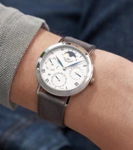 白金外殼萬國IWC萬年歷腕表很紳士風(fēng)！