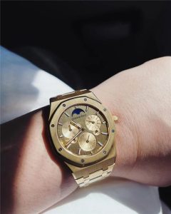 愛彼于10月底在上海推出了一款極具特色的新品——大中華區(qū)限量版皇家橡樹超薄萬年歷腕表