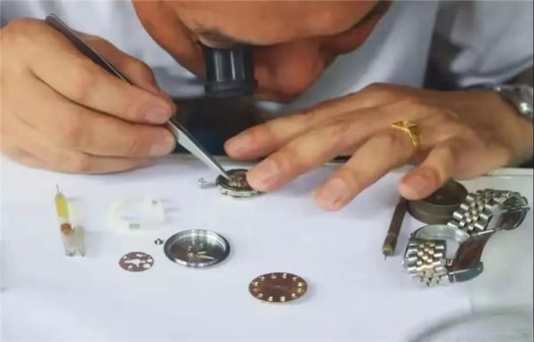 石英手表換電池:自行更換還是求助專業(yè)人士?