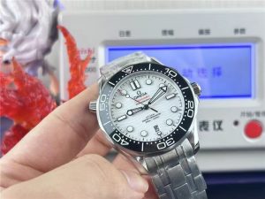 VS廠歐米茄海馬300米熊貓色復(fù)刻表：細節(jié)與還原度的深度剖析